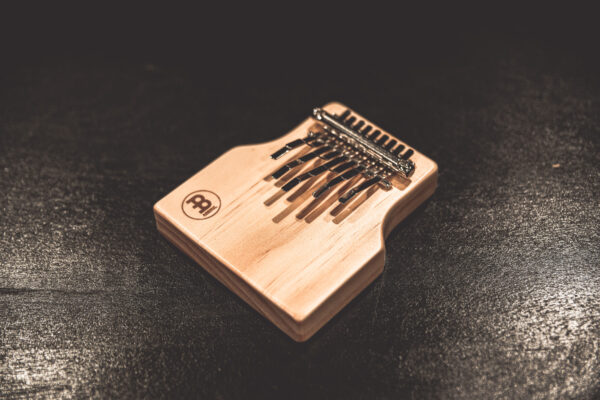 MEINL Percussion Solid Series Kalimba - medium a'/c"/c'/a'/A/f'/e'/e"/b' - Imagem 4