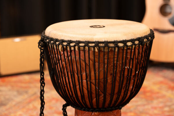MEINL Percussion Artisan Edition Djembe 36 cm - Deluxe Carving - Imagem 4