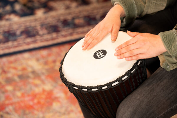 MEINL Percussion Professional African Style Djembe - 26 cm African Queen Carving - Imagem 7
