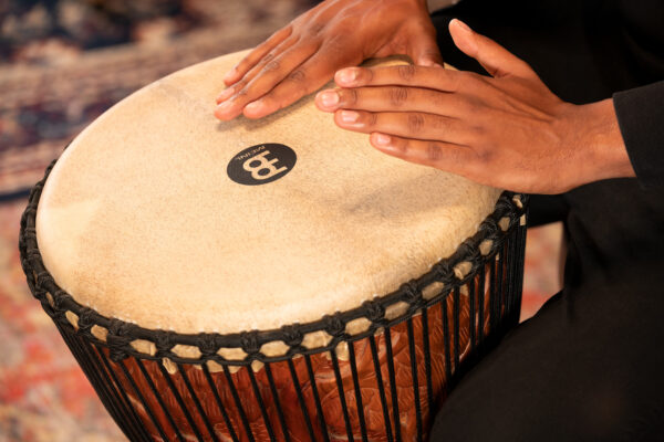 MEINL Percussion Artisan Edition Djembe 36 cm - Deluxe Carving - Imagem 7