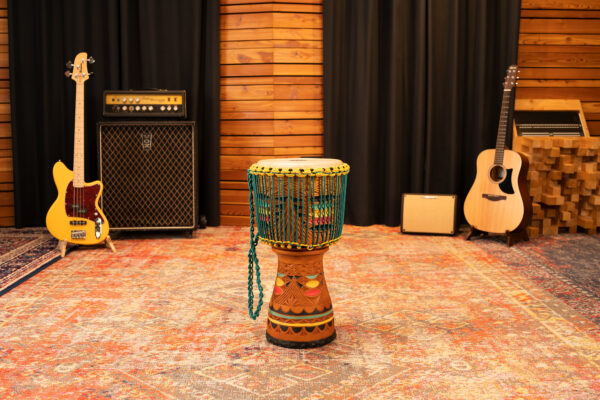 MEINL Percussion Artisan Edition Tongo Carved Djembe - 12” - Imagem 3