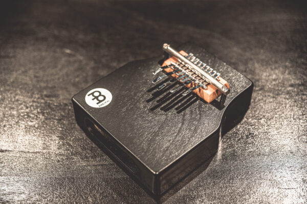 MEINL Percussion Hollow Series Wah-Wah Kalimba - a'/c"/c'/a'/A/f'/e'/e"/b' - Imagem 6