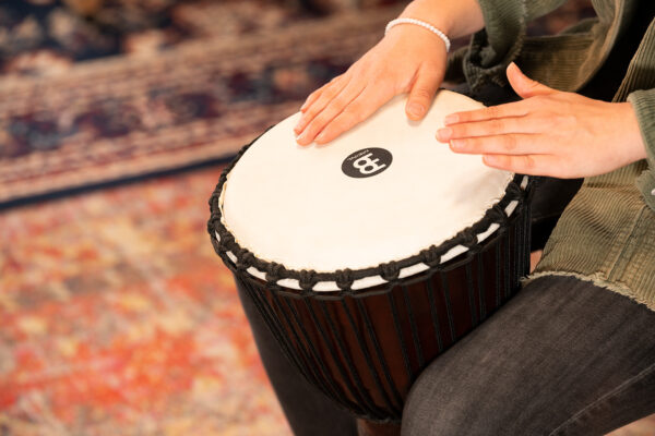 MEINL Percussion Professional African Style Djembe 26 cm - Village Carving - Imagem 7